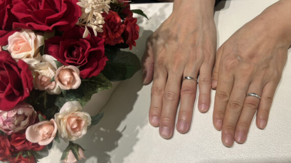 NIWAKAの結婚指輪を着けたカップル