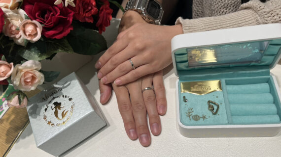 リトル・マーメイドの結婚指輪を着けたカップル