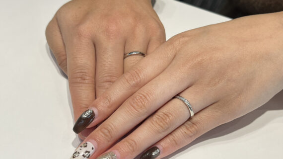 ラザールダイヤモンドの結婚指輪を着けた男女