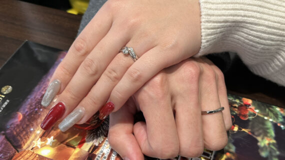 NIWAKA(ニワカ)の結婚指輪を着けた男女