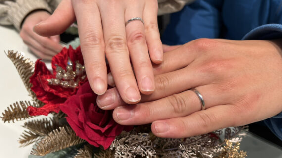 サムシングブルーの結婚指輪を着けた男女の手元