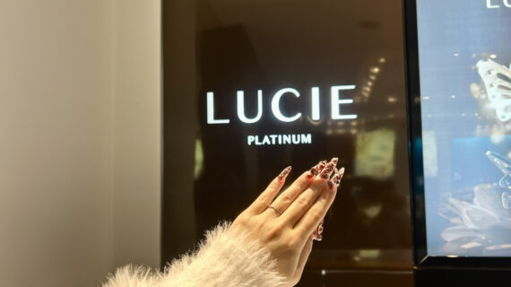 ルシエの婚約指輪をつけや女性