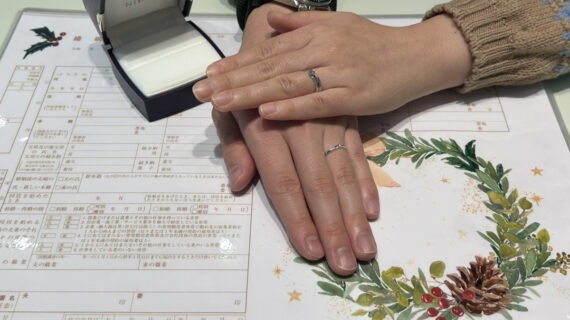 NIWAKAの婚約指輪と結婚指輪をつけているカップル