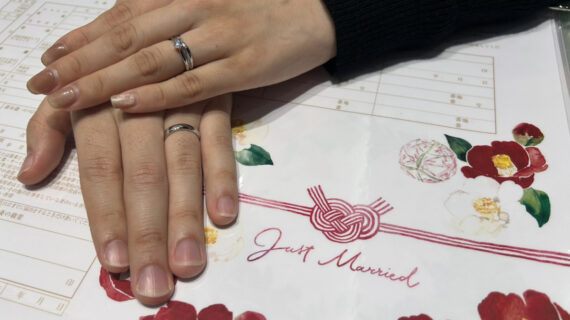 NIWAKAの婚約指輪と結婚指輪をつけているカップル
