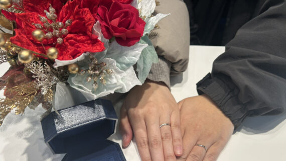 ロイヤル・アッシャーの結婚指輪をつけているカップル