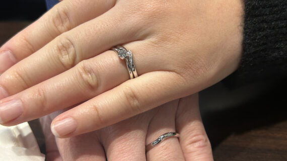 俄の婚約指輪と結婚指輪を着けているカップル