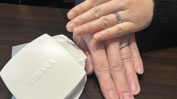 俄の婚約指輪と結婚指輪を着けているカップル