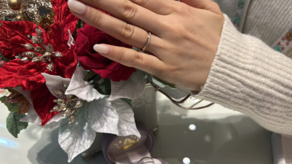 ラプンツェルの結婚指輪をしている女性