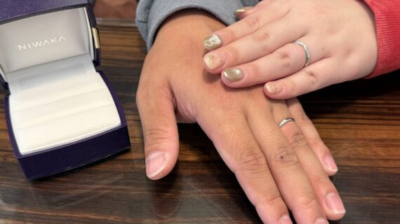ニワカの結婚指輪をつけているカップル