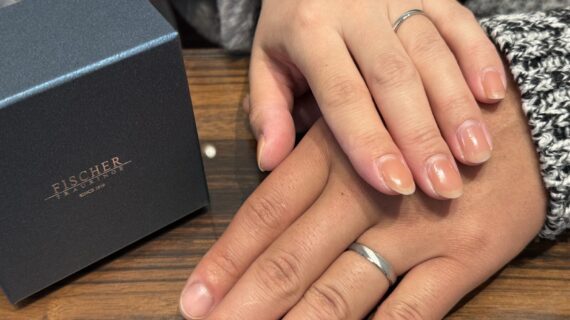 フィッシャーの結婚指輪をつけているカップル