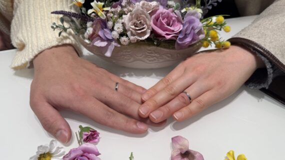 ラプンツェルの結婚指輪をつけているカップル