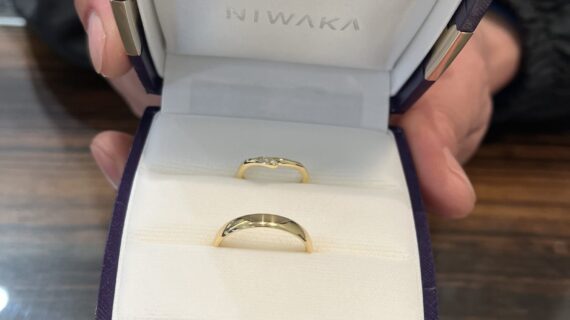 ケースに入ったニワカの結婚指輪を持つ手元