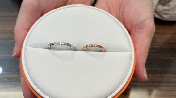 ケースに入ったクリスチャンバウアーの結婚指輪を持っている手元