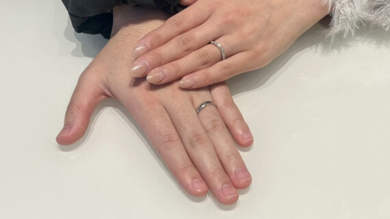 俄の結婚指輪を着けたカップル