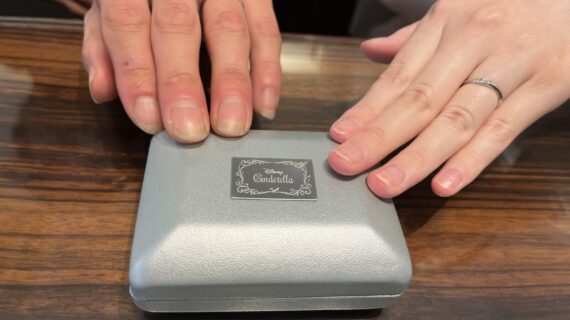 シンデレラの結婚指輪を身に付けるカップルの手元