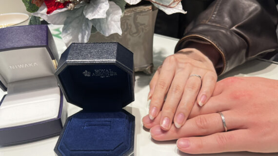 ロイヤル・アッシャーとNIWAKA（ニワカ）の結婚指輪を着けたカップル