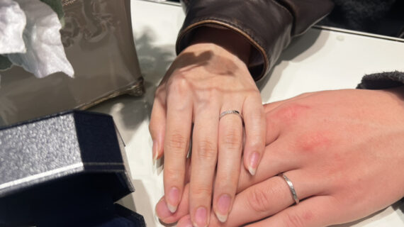 ロイヤル・アッシャーとNIWAKA（ニワカ）の結婚指輪を着けたカップル