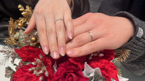 ロイヤル・アッシャーとNIWAKA（ニワカ）の結婚指輪を着けたカップル