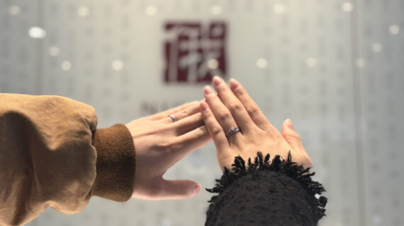 NIWAKAの婚約指輪と結婚指輪をつけたカップル