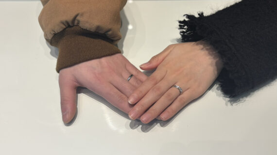 NIWAKAの婚約指輪と結婚指輪を着けたカップル