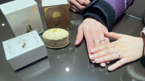 美女と野獣の結婚指輪を着けたカップルの手元