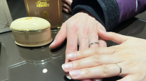 美女と野獣の結婚指輪を着けたカップルの手元
