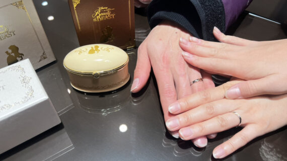 美女と野獣の結婚指輪を着けたカップルの手元とお子様のお手元