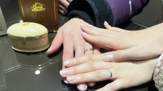 美女と野獣の結婚指輪を着けたカップルの手元とお子様のお手元