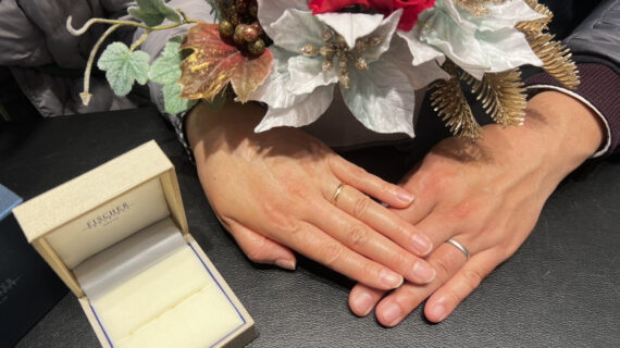 フィッシャーの結婚指輪を着けたカップルの手元