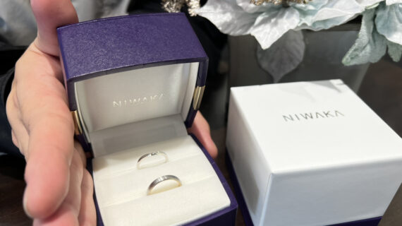 NIWAKA（ニワカ）の結婚指輪が入ったケースを持つ男性の手元