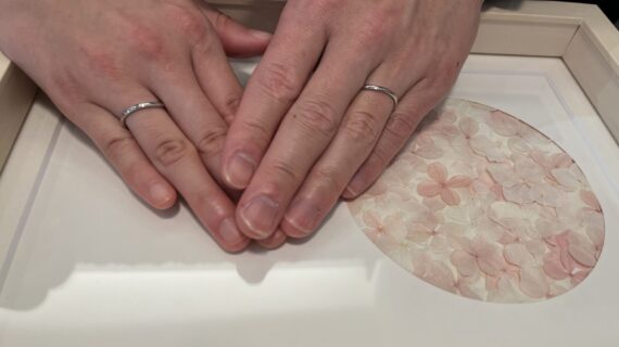 ニワカの結婚指輪を身に付けるカップルの手元