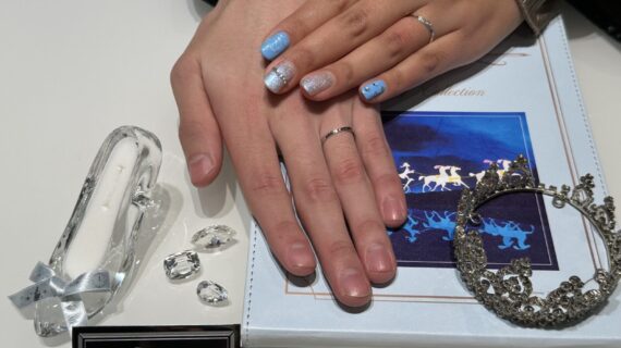 シンデレラの結婚指輪をつけているカップル