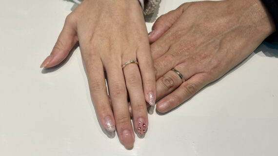 俄の指輪をつけたカップル