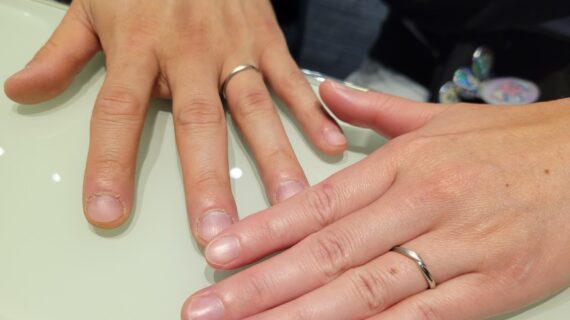 カフェリングの結婚指輪を着けたカップルの手元