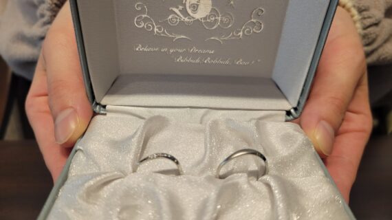 ディズニーシンデレラの結婚指輪を受け取る女性