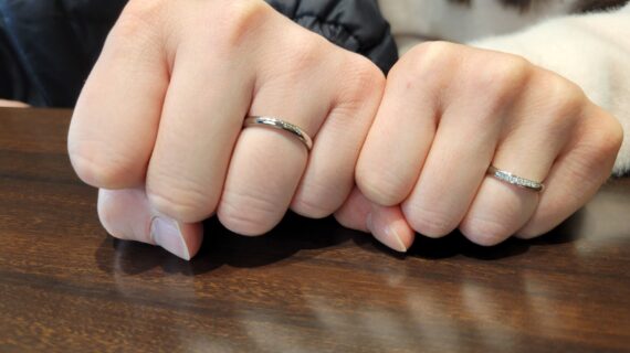 ラザールダイヤモンドの結婚指輪を着けたカップルの手元