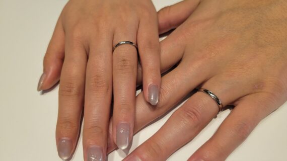 ルシエの結婚指輪を着けたカップルの手元