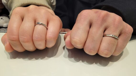 NIWAKA（ニワカ）の結婚指輪を着けたカップルの手元