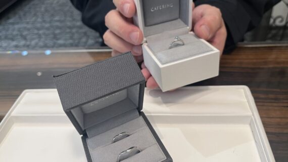 CAFE　RING「シェリ」の結婚指輪と婚約指輪を購入した男性