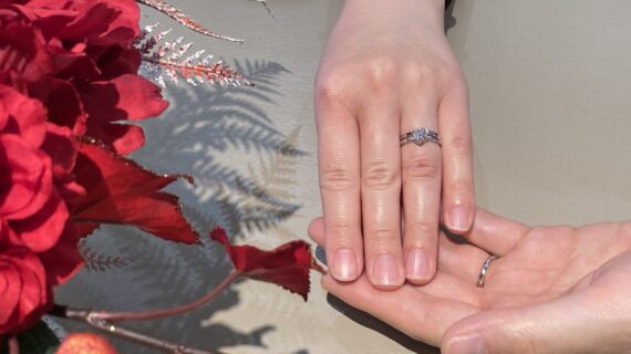 NIWAKAの婚約指輪と結婚指輪を着用したカップルの手元