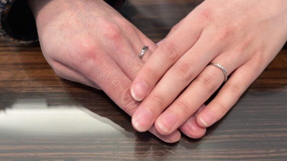 シンデレラの結婚指輪を着けた夫婦