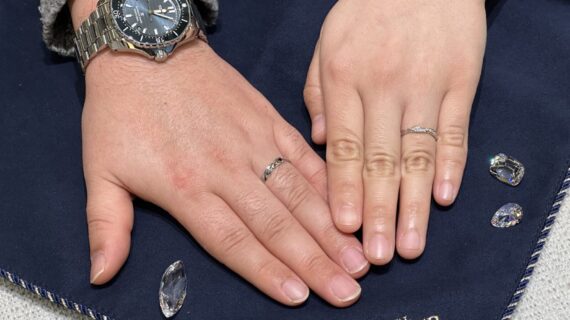 ロイヤル・アッシャーの結婚指輪を着けたカップルの手元