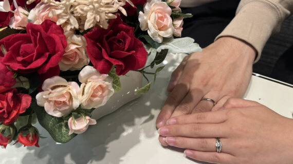 ラザールダイヤモンドの結婚指輪を着けたカップル