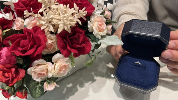 ロイヤル・アッシャーの婚約指輪のケースを持つ男性