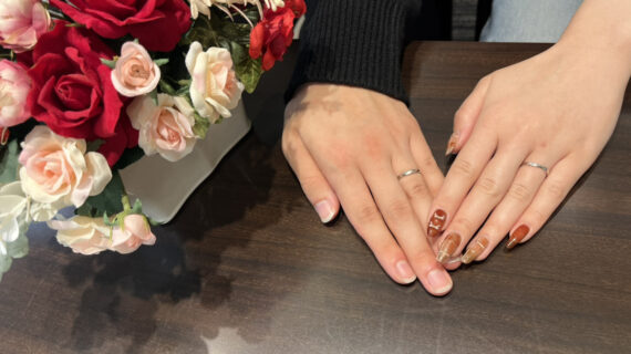 カフェリングの結婚指輪を着けたカップル