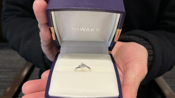 NIWAKA(ニワカ)の婚約指輪を持つ男性の手元