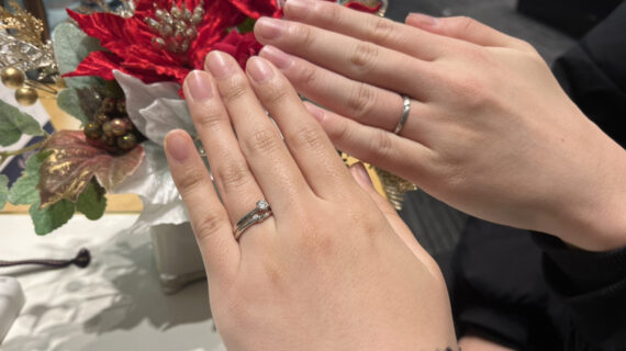 NIWAKA(ニワカ)の結婚指輪をつけた男女の手元