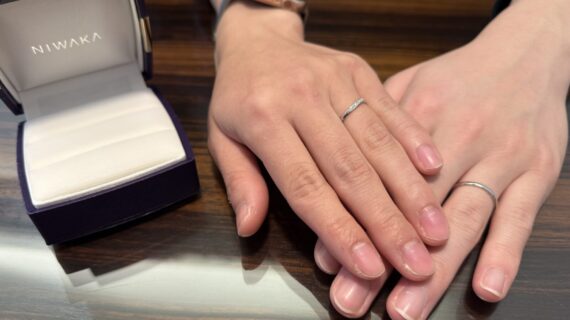 ニワカの結婚指輪をつけているカップル
