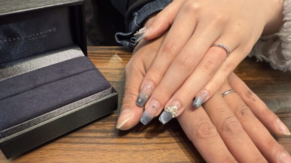 ラザールダイヤモンドの結婚指輪をつけているカップル
