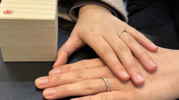 杢目金屋の結婚指輪をつけているカップル
